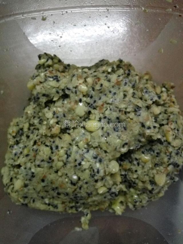 准备熟糯米粉！用烘机烤熟！准备蜜糖！温开水！加入白沙糖将步骤一的材料搞拌均匀！
做月饼馅料！
