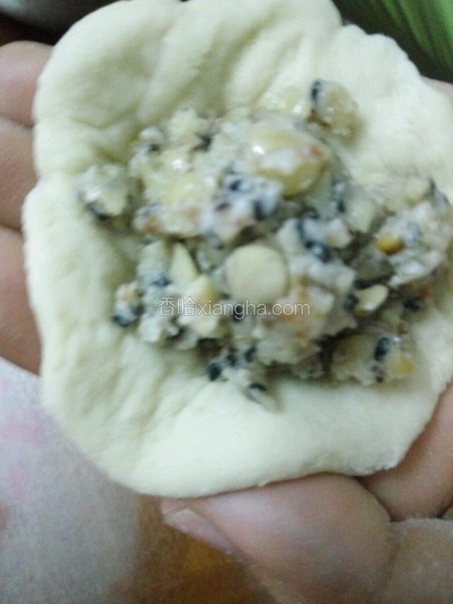 将面和成一小张圆圆的薄薄的！装上步骤二的馅料