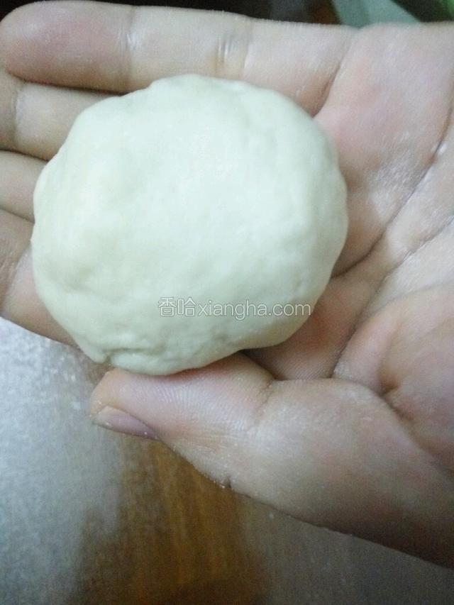 用手粘成圆形一个个