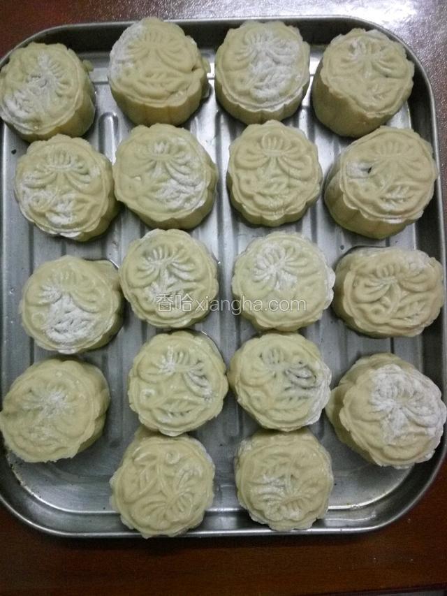 按好后放入月饼模盖成一个个印花状！