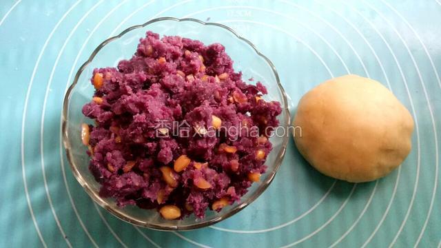 准备好材料（月饼皮是做双黄豆沙月饼剩下的）