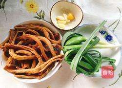 蒜苗炒鸭郡把的做法图解1
