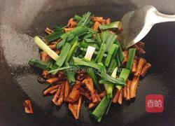 蒜苗炒鸭郡把的做法图解7