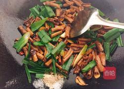 蒜苗炒鸭郡把的做法图解8