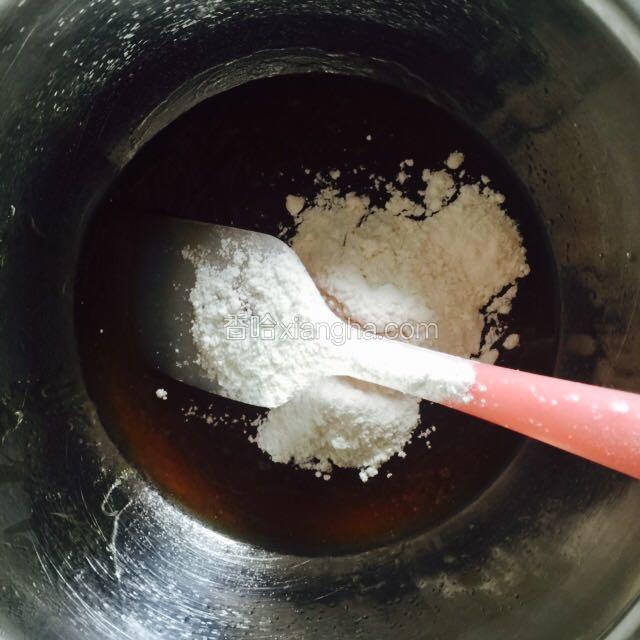 放入面粉搅拌成絮状在用手揉匀，醒20分钟