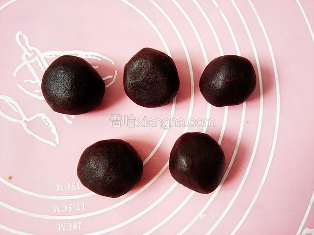 豆沙馅称成每份20克揉成球备用