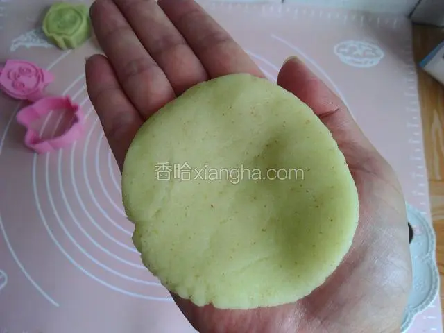 取一个月饼皮，用手心按扁按圆。