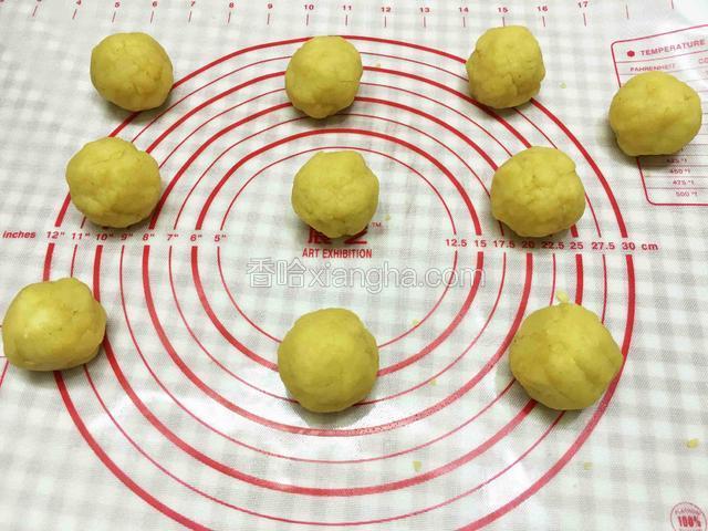 炒出来的量有500克，将馅分成50克每个，刚好10个。然后全部整成圆形。