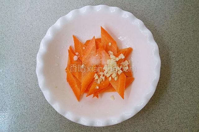 放入适量盐，白糖，鸡精，白醋，香油，蒜末拌匀，腌制十来分钟。