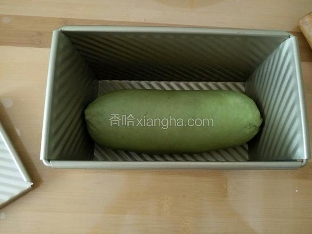 放入模具中发酵至九分满