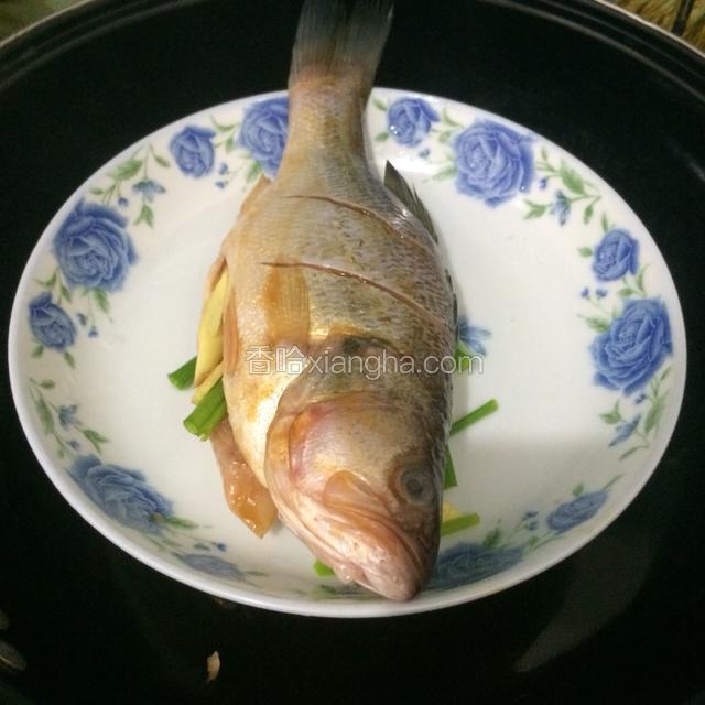 锅里水烧开，放入鱼蒸6—8分钟左右，关火后再虚蒸2分钟。