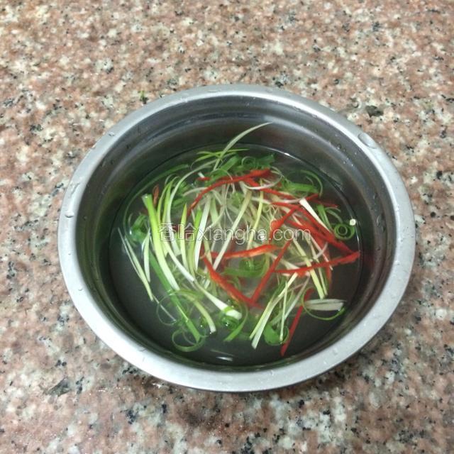 蒸鱼期间把葱切丝，红椒也切丝，泡水一会就卷起来了。
