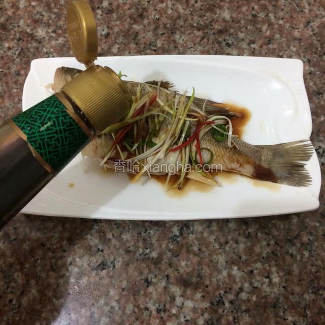 倒入适量的蒸鱼豉油。