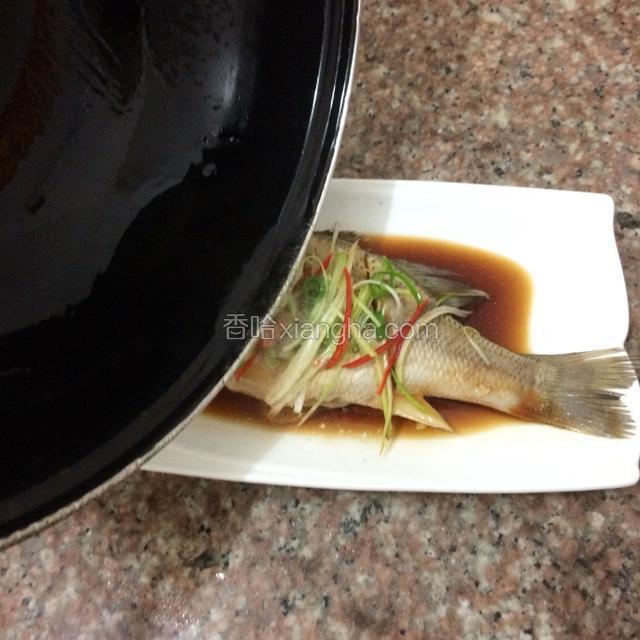 然后浇上少许热油。