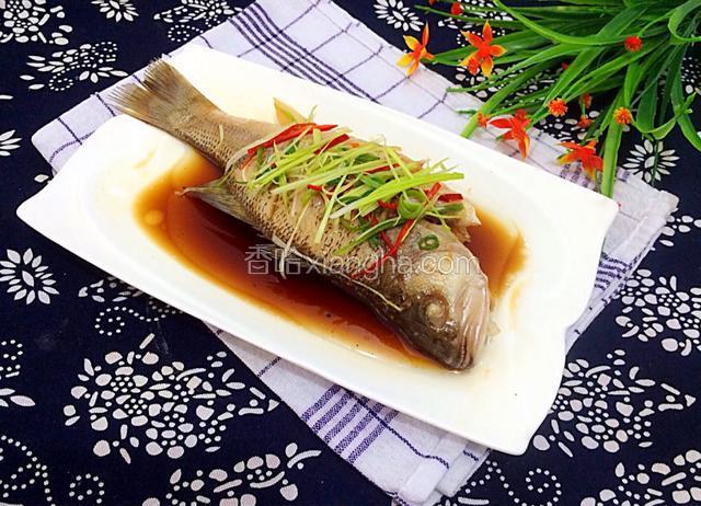 美味可口的蒸鲈鱼就完成了。