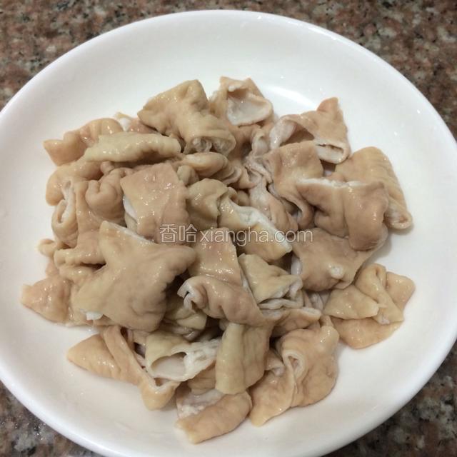 放凉后的猪大肠切小段，不要切大小了。