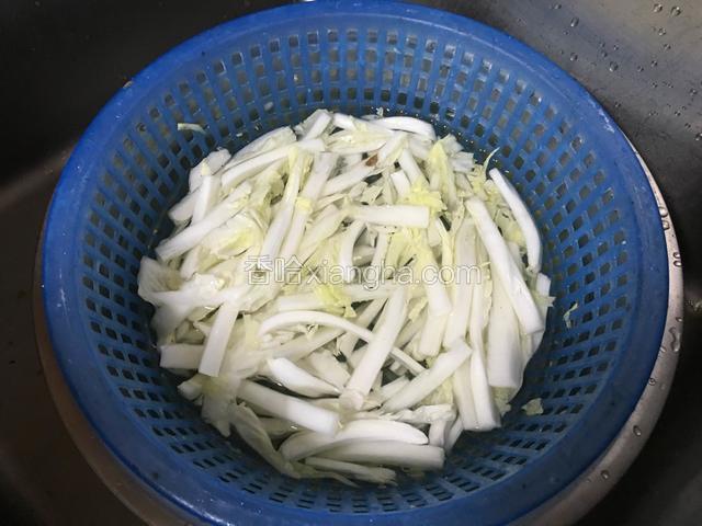 清水冲洗干净后控干水份；