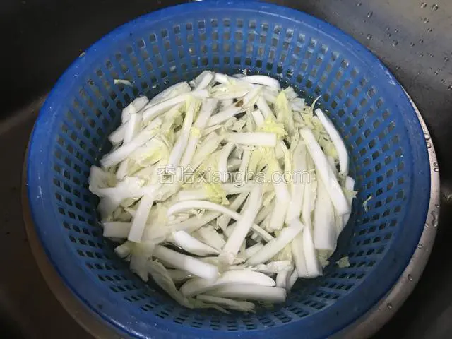 清水冲洗干净后控干水份；