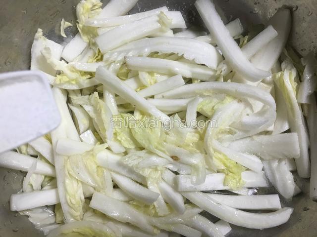 白菜放入容器中加入适量盐腌制；