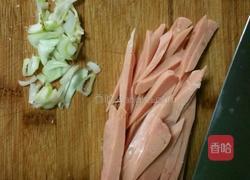 酸黄瓜炒火腿的做法图解1