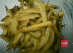 酸黄瓜炒火腿的做法图解2