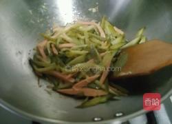 酸黄瓜炒火腿的做法图解4