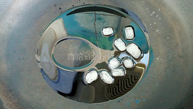 锅中放适量油开小火，烧至五成热放入冰糖，用铲刀不停的翻炒至冰糖融化。