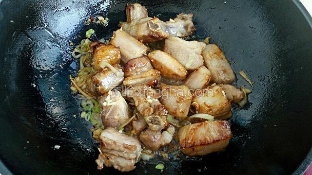 放入姜丝、葱花和蒜末翻炒均匀。