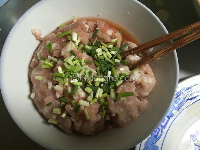 肉糜放入盐，料酒，葱花；