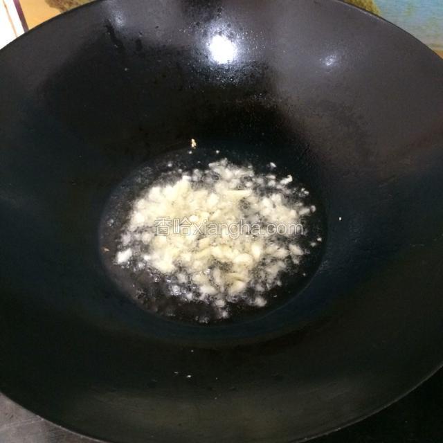 炒锅烧热油后放入蒜末爆香。