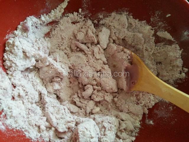 加适量的沸水冲开搅成面穗。