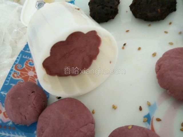 包好的月饼放入月饼模具中。因为和面团是加了玉米油的，所以不粘模具，不用放手粉。