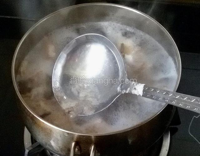 水开后撇去浮沫。