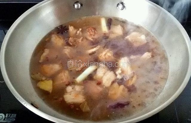 然后加入热水，水要一次加够，中途最好不要再加水。