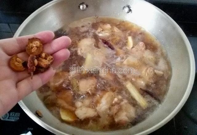 再放入几片干山楂片开始炖羊肉。（放干山楂片有助于羊肉早点软烂）