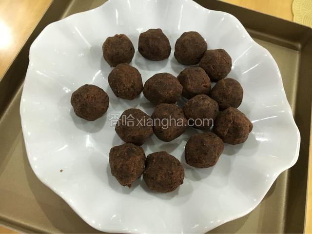 醒面团的时间，把豆沙馅搓成小球备好。
