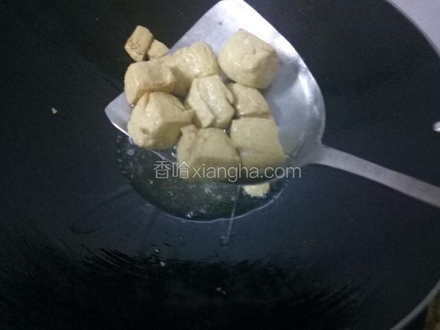 再继续炸多三四分钟后就可以捞起控油