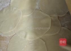 肉三鲜锅贴的做法图解1