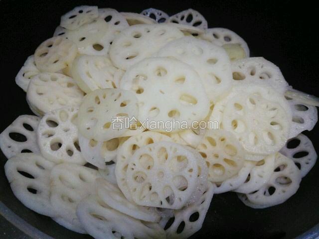 热油锅下莲藕入锅翻炒，看莲藕变色变软，给糖，盐，白醋，接着翻炒至至熟