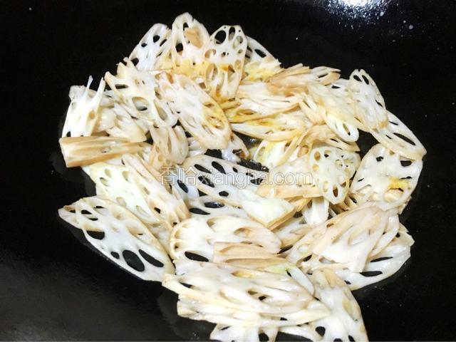 放入盐、胡椒粉、酱油调味