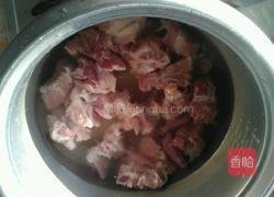 木耳菱角玉米骨头汤的做法图解2