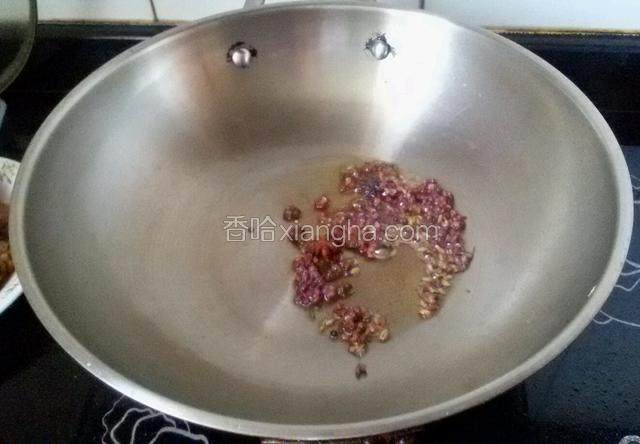 锅中剩少许底油，放花椒大料小茴香煸香。