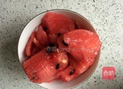 榨西瓜汁的做法图解2