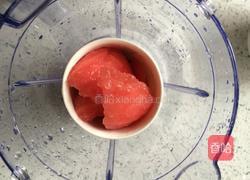 榨西瓜汁的做法图解3