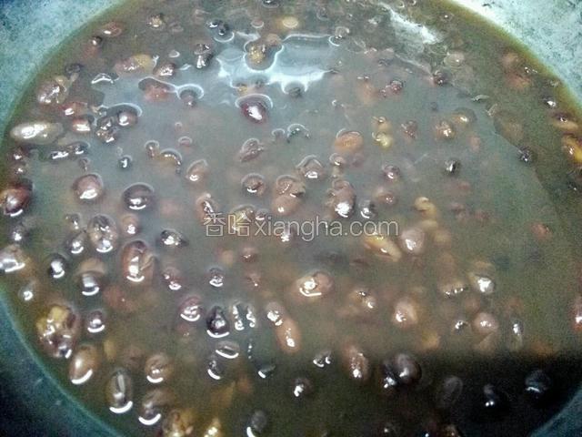 加红糖煮熟，中间加几次水，具体过程参照红豆汤菜谱