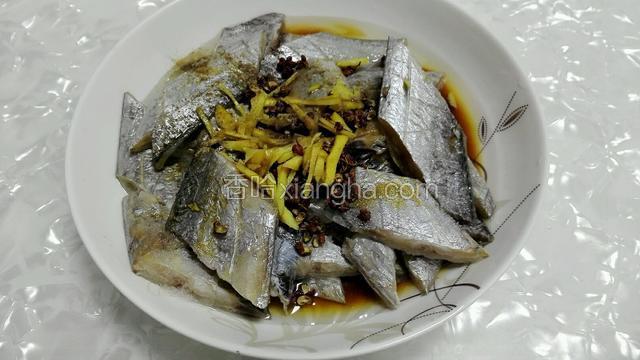 把花椒和姜倒入，加入适量生抽、盐、料酒、白胡椒粉拌匀，腌制半小时