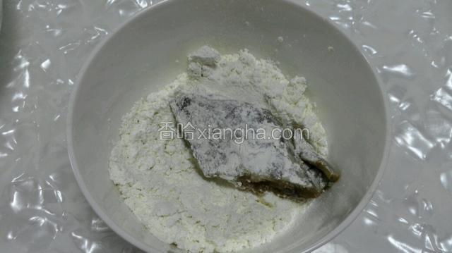 准备半碗面粉，把带鱼放进去打个滚