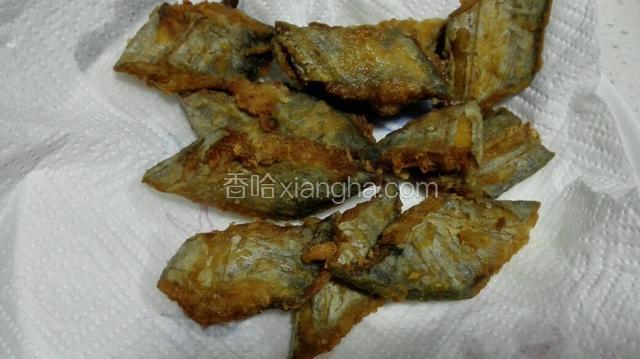 捞起放吸油纸上沥油