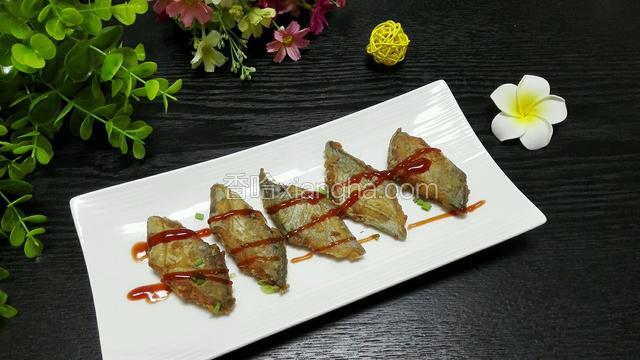 摆盘，撒上葱花，挤些番茄酱。酸酸甜甜，酥酥脆脆的，味道好极了！