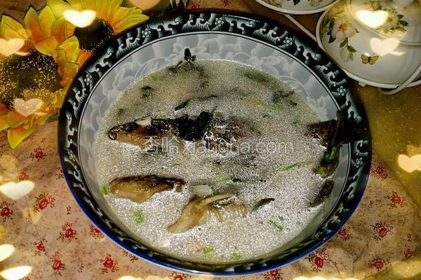 紫苏炖黄骨鱼汤